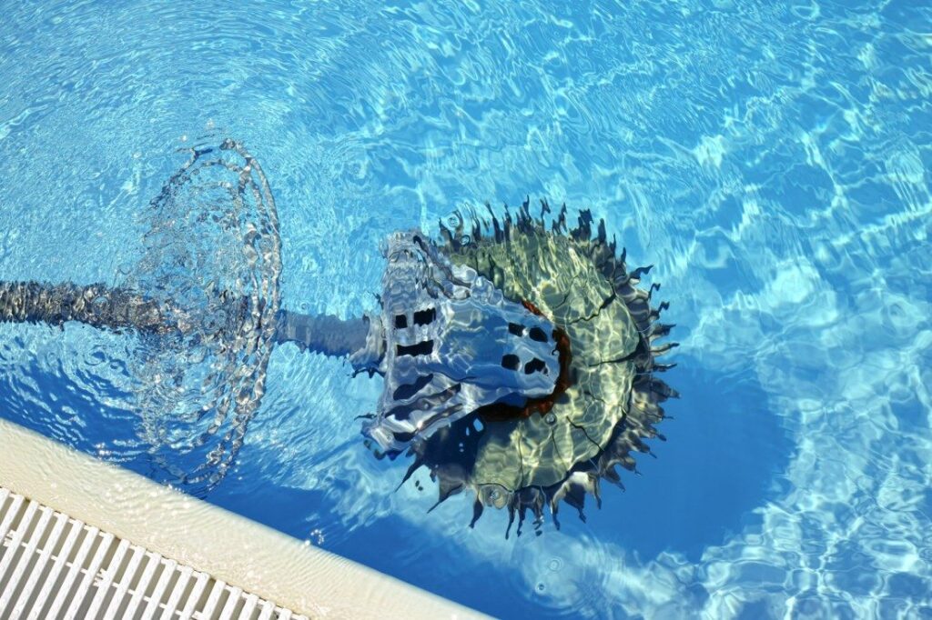 Cleaning robot for pool maintenance