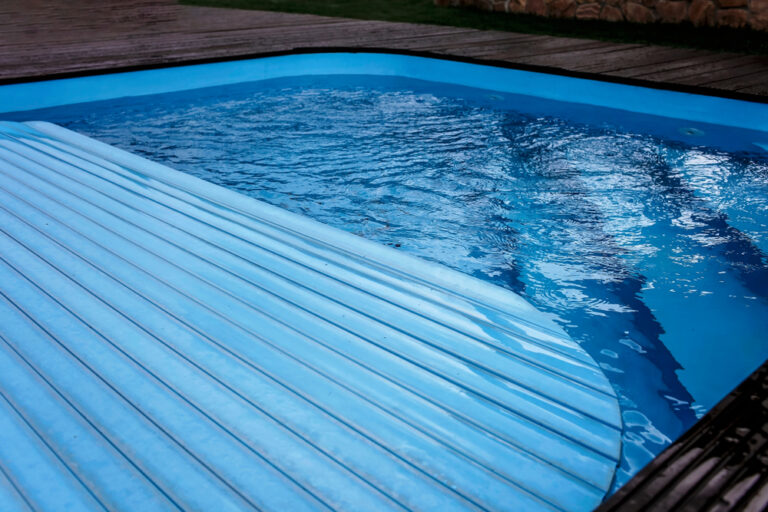 4 Benefits Of An Automatic Pool Cover