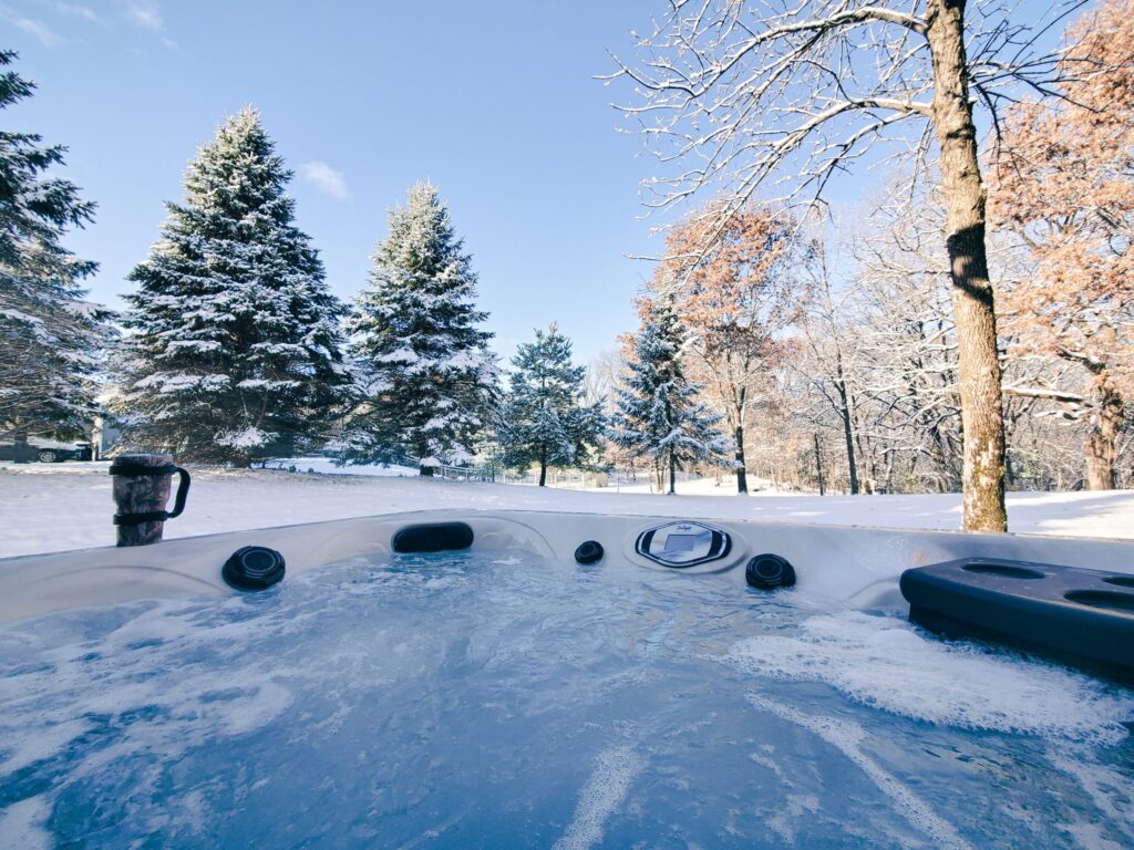 outdoor, hot, tub, in, the, winter